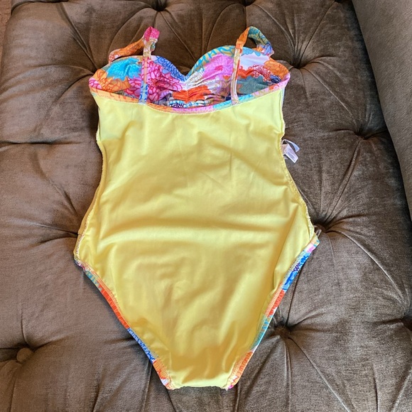 Bleu by Rod Beattie floral patterned one-piece bathing suit, size 6. - Picture 10 of 12